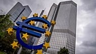 ARŞİV - Frankfurt'taki eski Avrupa Merkez Bankası (ECB) genel merkezi önünde bulunan euro heykeli, 23 Mayıs 2023.