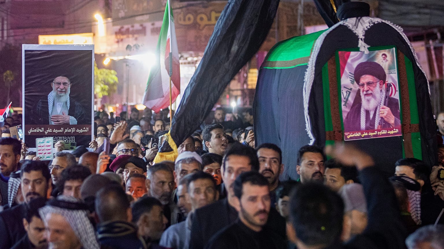يحمل شيعة عراقيون نموذجًا تابوتيًا للمرشد الإيراني الأعلى آية الله علي خامنئي، الذي قُتل في ضربة جوية أمريكية في طهران، خلال جنازة رمزية في النجف بالعراق