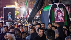 يحمل شيعة عراقيون نموذجًا تابوتيًا للمرشد الإيراني الأعلى آية الله علي خامنئي، الذي قُتل في ضربة جوية أمريكية في طهران، خلال جنازة رمزية في النجف بالعراق