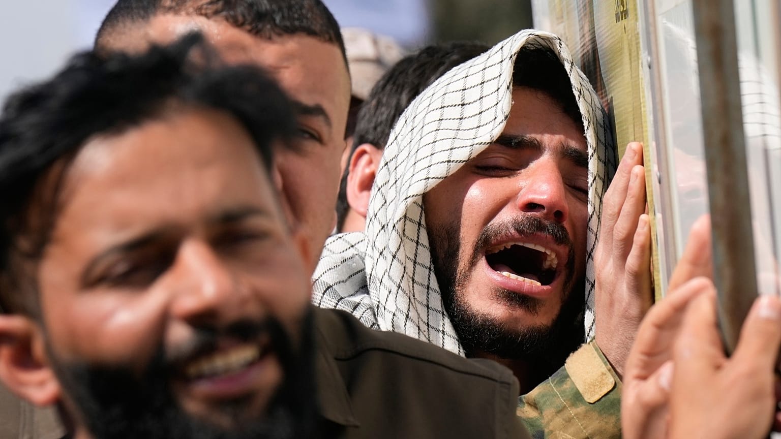 أقارب يحزنون خلال جنازة أحد مقاتلي كتائب حزب الله الذي قتل في غارة جوية أمريكية في بغداد بالعراق يوم الاثنين 2 مارس 2026.