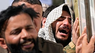 أقارب يحزنون خلال جنازة أحد مقاتلي كتائب حزب الله الذي قتل في غارة جوية أمريكية في بغداد بالعراق يوم الاثنين 2 مارس 2026.