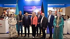 Delegierte aus Kasachstan und Deutschland am kasachischen Stand auf der ITB Berlin.