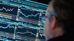 Finanzinformationen werden auf dem Parkett der New Yorker Börse in New York angezeigt, Mittwoch, 4. März 2026. 