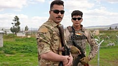 Iraki kurdok egy ellenőrzőponton az iráni határ közelében