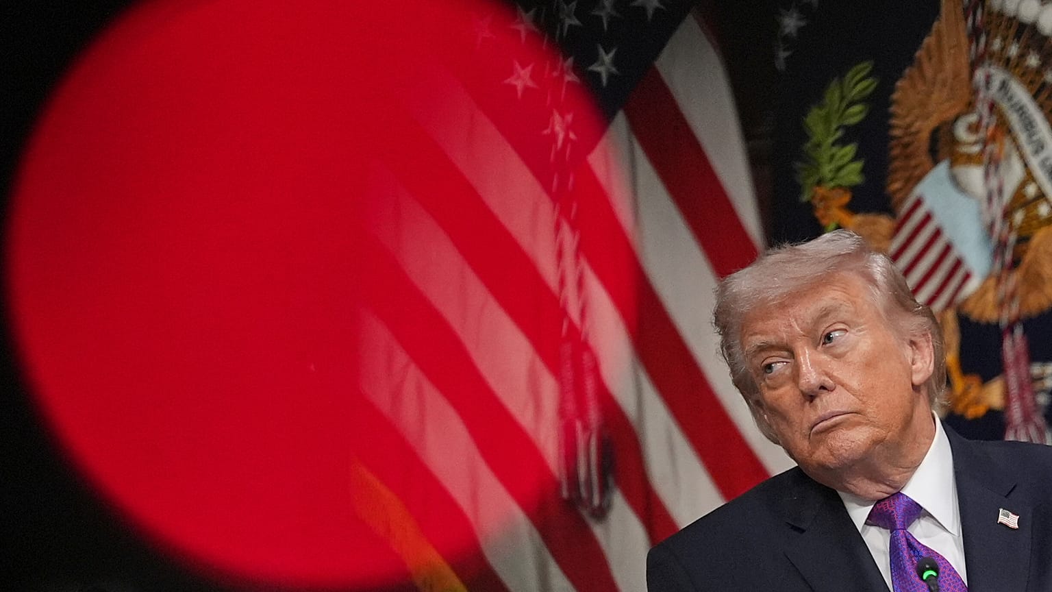 يستمع الرئيس دونالد ترامب خلال فعالية حول تعهد حماية دافعي الضرائب، في قاعة معاهدة الهنود بمبنى أيزنهاور التنفيذي في مجمع البيت الأبيض، يوم الأربعاء 4 مارس/آذار 2026