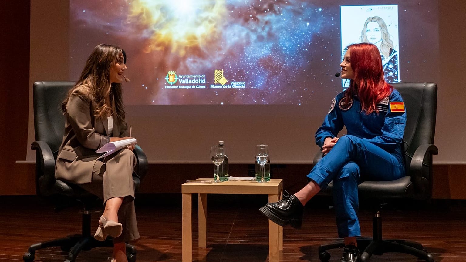 Sara García, astronauta e investigadora contra el cáncer española, durante un coloquio en el Museo de la Ciencia de Valladolid junto a la periodista Lidia Veiga