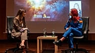 Sara García, astronauta e investigadora contra el cáncer española, durante un coloquio en el Museo de la Ciencia de Valladolid junto a la periodista Lidia Veiga