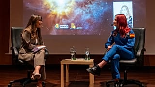 Sara García, astronauta e investigadora contra el cáncer española, durante un coloquio en el Museo de la Ciencia de Valladolid junto a la periodista Lidia Veiga