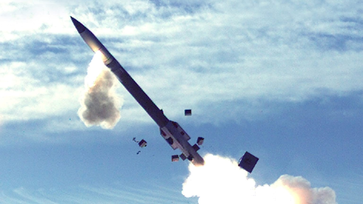 Ένας πύραυλος αναχαίτισης PAC-3 εκτοξεύεται εναντίον εισερχόμενου βαλλιστικού πυραύλου. 