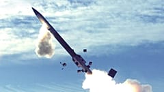 Eine PAC-3-Abfangrakete wird auf eine ankommende ballistische Rakete abgeschossen. 