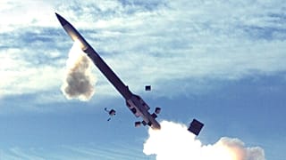 Ένας πύραυλος αναχαίτισης PAC-3 εκτοξεύεται εναντίον εισερχόμενου βαλλιστικού πυραύλου. 