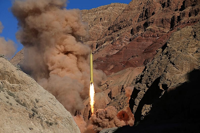 Ένας βαλλιστικός πύραυλος μεγάλου βεληνεκούς εκτοξεύεται από απομονωμένη άγνωστη τοποθεσία από την Επαναστατική Φρουρά του Ιράν