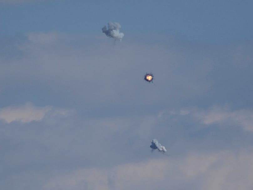 Ένας ιρανικός βαλλιστικός πύραυλος αναχαιτίζεται στον ουρανό από ένα κινητό σύστημα αεράμυνας την 1η Μαρτίου 2026.