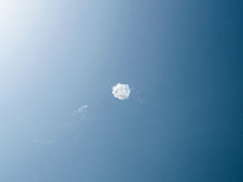 Ένας ιρανικός βαλλιστικός πύραυλος αναχαιτίζεται από την αεράμυνα του Κατάρ στον ουρανό της Ντόχα τη Δευτέρα 1η Μαρτίου 2026.