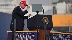 DATEI: US-Präsident Donald Trump tanzt nach einer Rede im Hafen von Corpus Christi in Corpus Christi, Texas, 27. Februar 2026