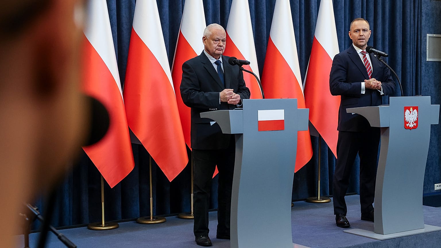 Prezydent Karol Nawrocki i prezes NBP Adam Gapliński podczas konferencji prasowej.