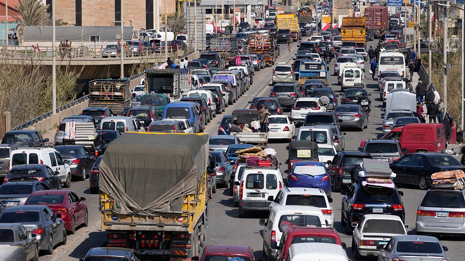 مدنيون نازحون يفرون من الغارات الإسرائيلية في جنوب لبنان