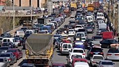 مدنيون نازحون يفرون من الغارات الإسرائيلية في جنوب لبنان