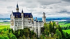 Neuschwanstein ist die Inspiration für das Dornröschenschloss in Disneyland 
