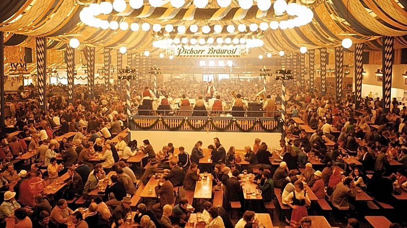 Un tendone della birra all’Oktoberfest