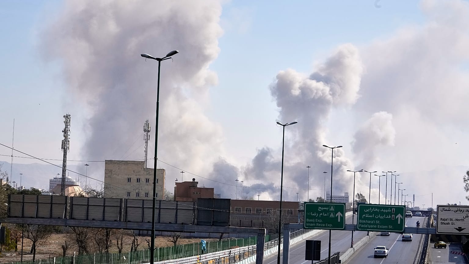 تتصاعد أعمدة الدخان مع وقوع ضربات على المدينة خلال الحملة العسكرية الأمريكية – الإسرائيلية في طهران، إيران، الخميس 5 مارس 2026