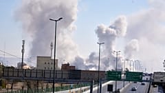 تتصاعد أعمدة الدخان مع وقوع ضربات على المدينة خلال الحملة العسكرية الأمريكية – الإسرائيلية في طهران، إيران، الخميس 5 مارس 2026