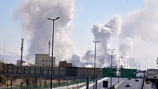 تتصاعد أعمدة الدخان مع وقوع ضربات على المدينة خلال الحملة العسكرية الأمريكية – الإسرائيلية في طهران، إيران، الخميس 5 مارس 2026