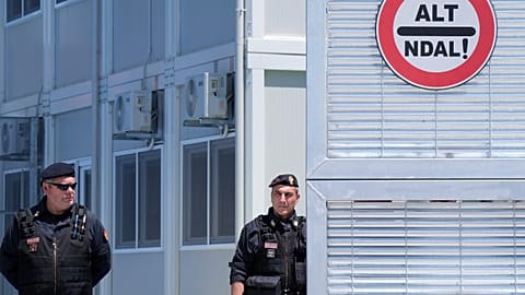 Policja ochrania ośrodek recepcyjny dla migrantów w porcie Shëngjin w północno-zachodniej Albanii. Takie ośrodki uchodzą za wzór centrów powrotów.