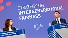 Roxana Mînzatu, Vizepräsidentin der Europäischen Kommission, und Glenn Micallef, EU-Kommissar, stellen die Strategie für Generationengerechtigkeit vor.