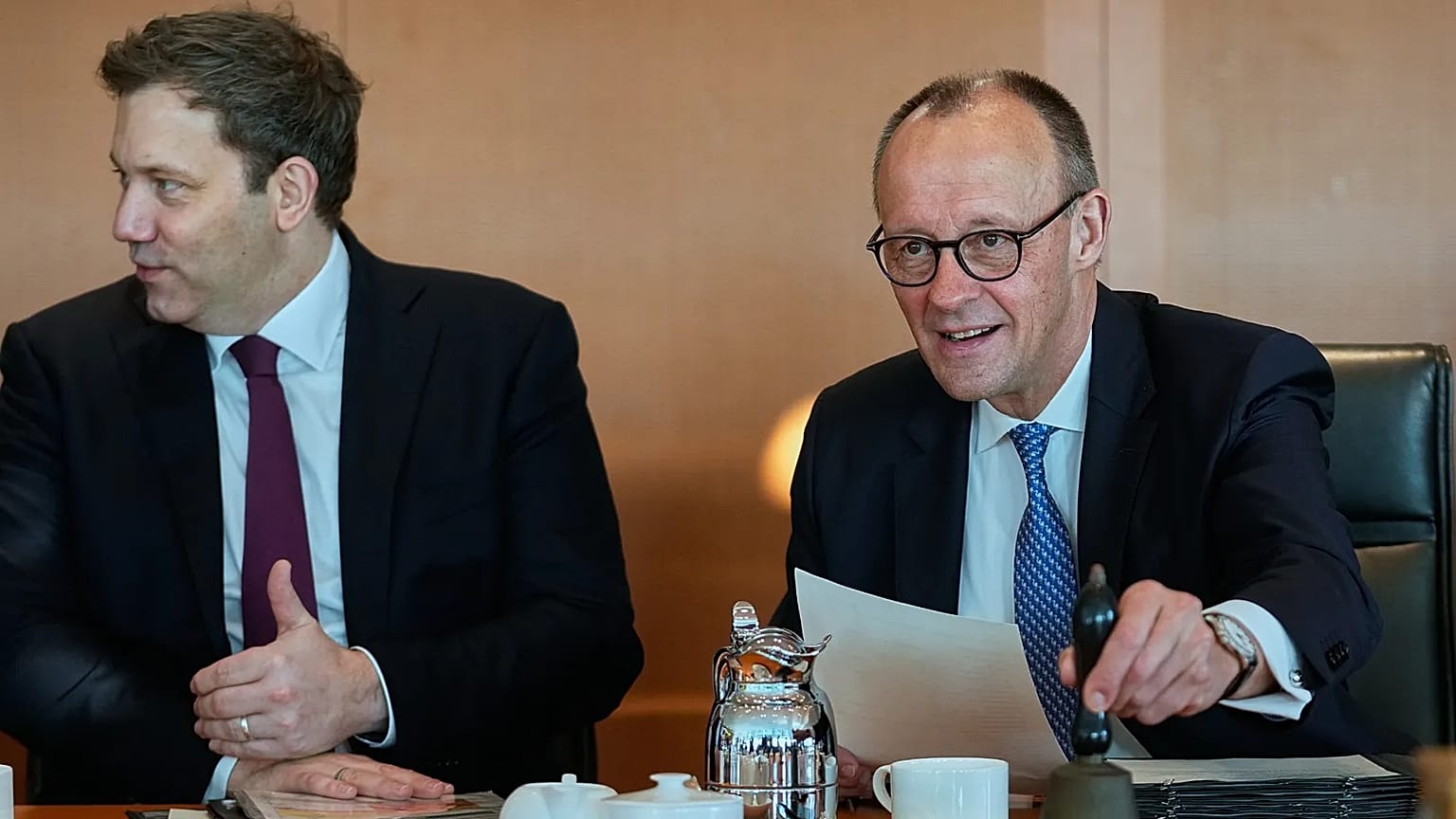 Vize-Kanzler Lars Klingbeil (SPD) und Bundeskanzler Friedrich Merz (CDU) im Bundeskabinett.