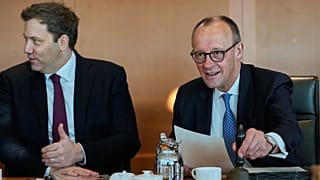 Vize-Kanzler Lars Klingbeil (SPD) und Bundeskanzler Friedrich Merz (CDU) im Bundeskabinett.