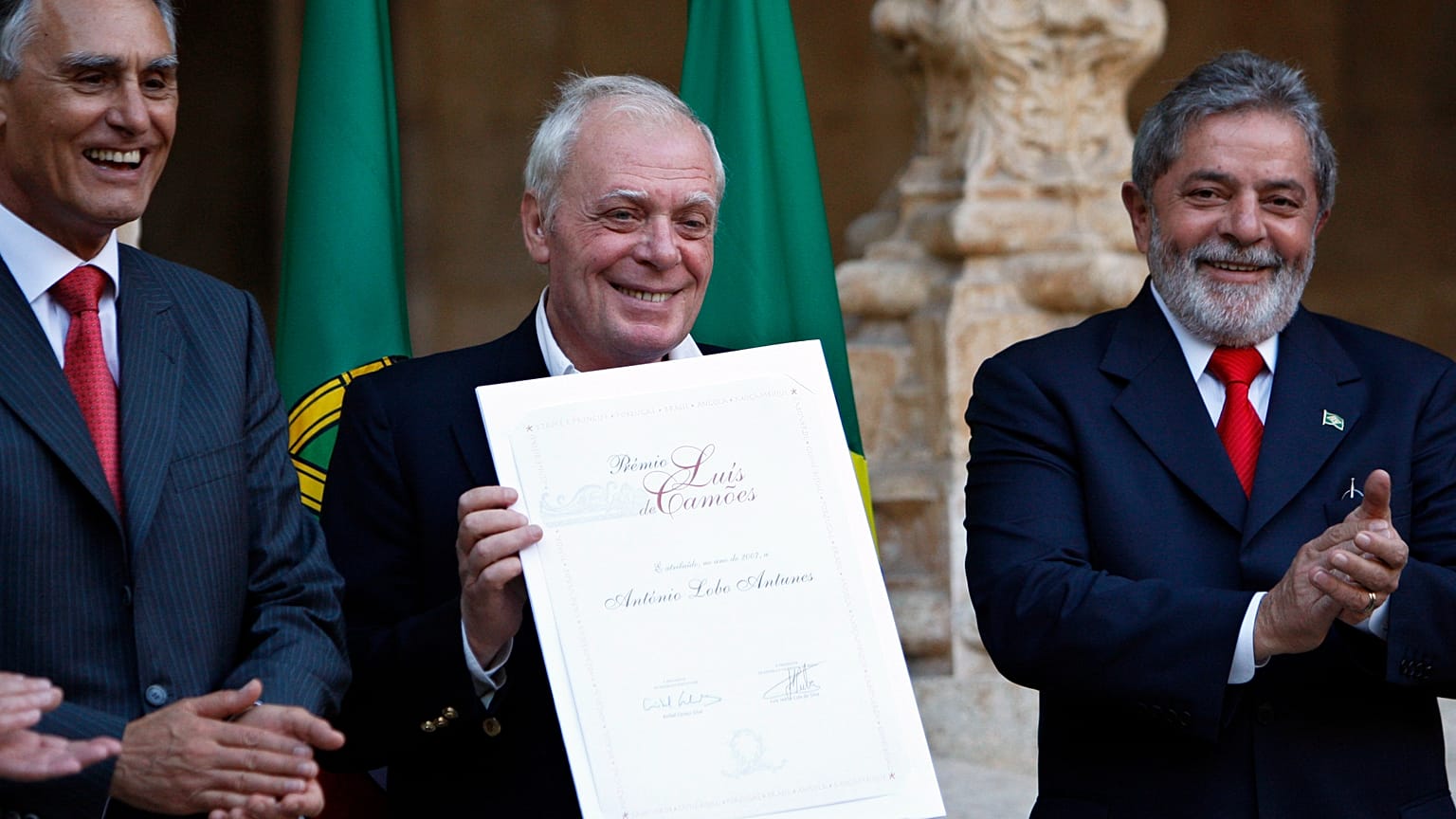 Lobo Antunes with Cavaco Silva and Lula da Silva on receiving the Camões Prize in 2008