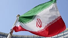 يرفرف العلم الوطني الإيراني خلال جلسة خاصة لاجتماع مجلس محافظي الوكالة الدولية للطاقة الذرية في فيينا، النمسا، 2 مارس 2026. (صورة من وكالة أسوشيتد برس/هاينز بيتر بادر، أرشيفية