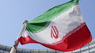 يرفرف العلم الوطني الإيراني خلال جلسة خاصة لاجتماع مجلس محافظي الوكالة الدولية للطاقة الذرية في فيينا، النمسا، 2 مارس 2026. (صورة من وكالة أسوشيتد برس/هاينز بيتر بادر، أرشيفية