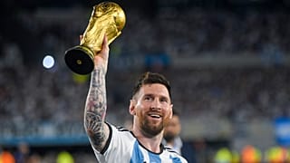 ΑΡΧΕΙΟ - Ο Αργεντινός Λιονέλ Μέσι σηκώνει το αντίγραφο του τροπαίου του Παγκοσμίου Κυπέλλου FIFA της νικήτριας ομάδας κατά τη διάρκεια μιας τελετής εορτασμού στο Μπουένος Άιρες της Αργεντινής, 23 Μαρτίου 2023.