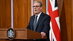 İngiltere Başbakanı Keir Starmer, Londra'daki Downing Street Brifing Salonu'nda Orta Doğu'daki durum hakkında açıklama yaparken, 5 Mart 2026