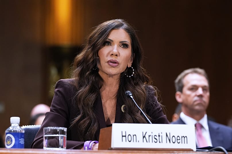 Sekretarz bezpieczeństwa wewnętrznego Kristi Noem podczas przesłuchania kontrolnego przed Komisją Sądownictwa Senatu w Kapitolu w Waszyngtonie, we wtorek 3 marca 2026 r.