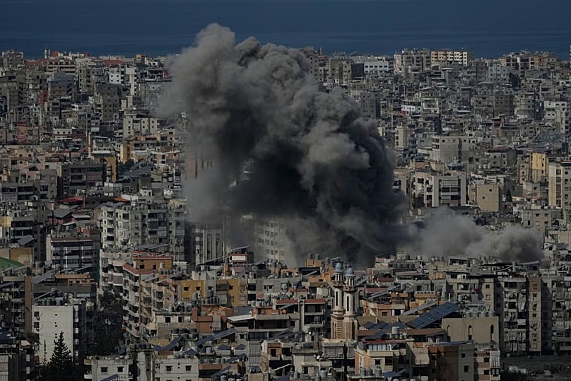 Dym unosi się po izraelskim nalocie w Dahiyeh, południowych przedmieściach Bejrutu w Libanie, w piątek, 6 marca 2026 r.