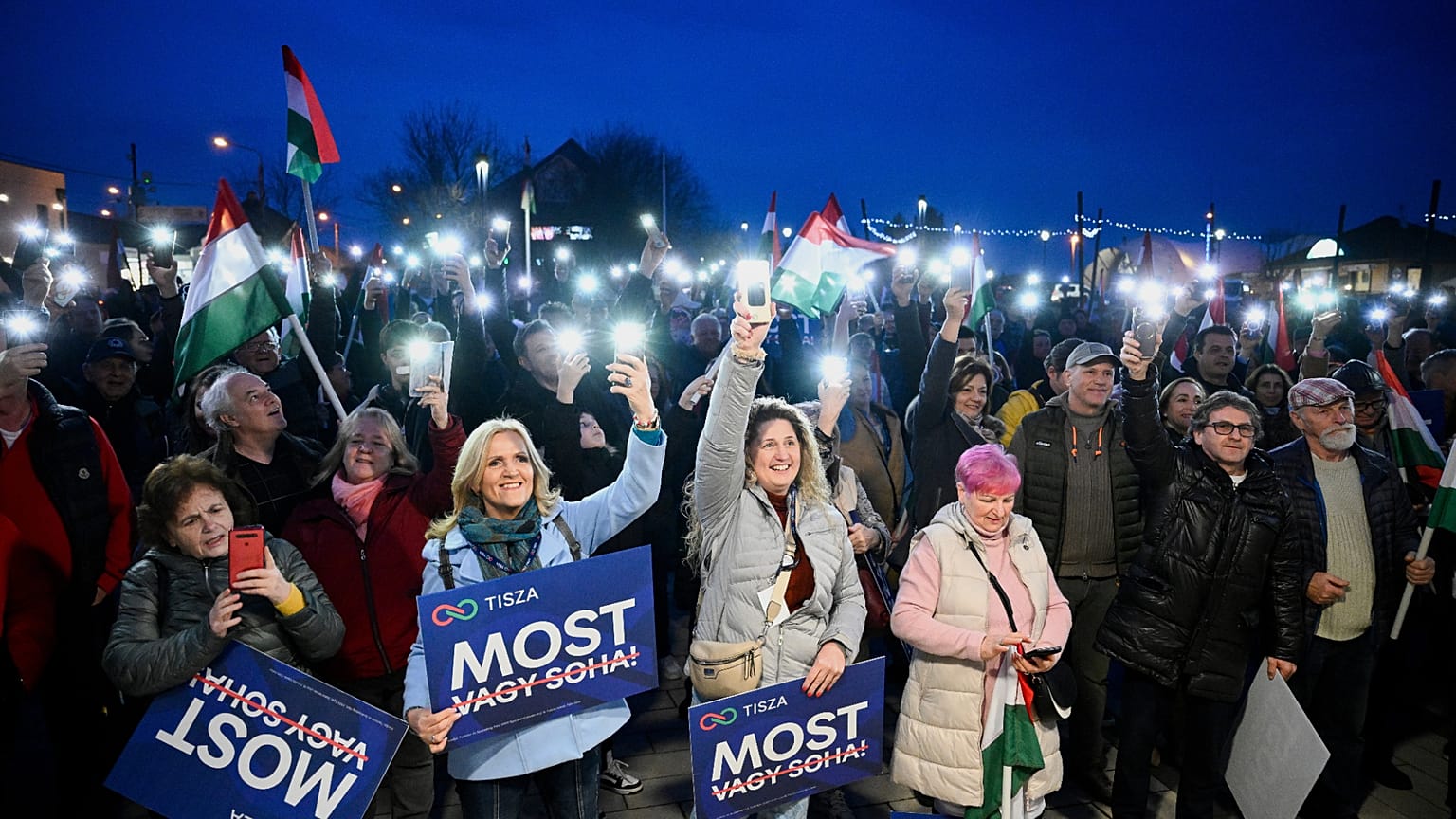 Les partisans du parti d'opposition Tisza lors d'un rassemblement électoral du parti, à Kistarcsa, en Hongrie, le mercredi 4 mars 2026