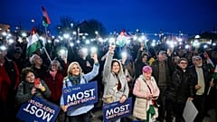 Les partisans du parti d'opposition Tisza lors d'un rassemblement électoral du parti, à Kistarcsa, en Hongrie, le mercredi 4 mars 2026