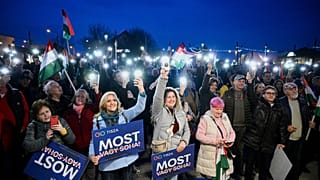 Les partisans du parti d'opposition Tisza lors d'un rassemblement électoral du parti, à Kistarcsa, en Hongrie, le mercredi 4 mars 2026