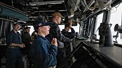 Dieses vom US-Zentralkommando zur Verfügung gestellte Bild zeigt Marinesoldaten, die dem Lenkwaffenzerstörer USS Thomas Hudner (DDG 116) der Arleigh-Burke-Klasse zugeteilt sind, bei der Brückenwache. 