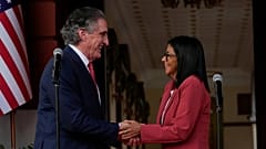 Il Presidente ad interim del Venezuela Delcy Rodriguez, a destra, e il Segretario agli Interni degli Stati Uniti Doug Burgum si stringono la mano dopo un incontro al palazzo presidenziale Miraflores di Caracas.