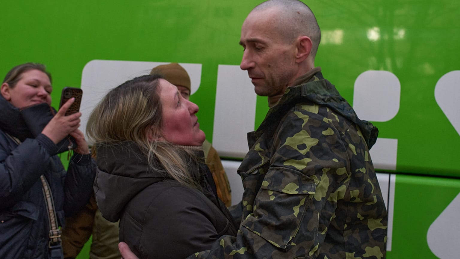 Александр обнимает жену Олесю, вернувшись из плена. Обмена военнопленными между Россией и Украиной в Черниговской области, 5 марта 2026 г.