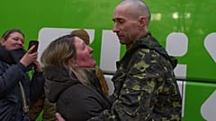 Александр обнимает жену Олесю, вернувшись из плена. Обмена военнопленными между Россией и Украиной в Черниговской области, 5 марта 2026 г.