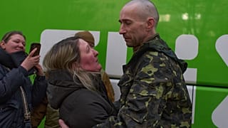 Александр обнимает жену Олесю, вернувшись из плена. Обмена военнопленными между Россией и Украиной в Черниговской области, 5 марта 2026 г.