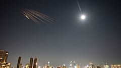 شوهدت صواريخ أُطلقت من إيران في سماء وسط إسرائيل، يوم الخميس 5 مارس 2026. (صورة من وكالة أسوشيتد برس/أوهاد زويجنبرغ)