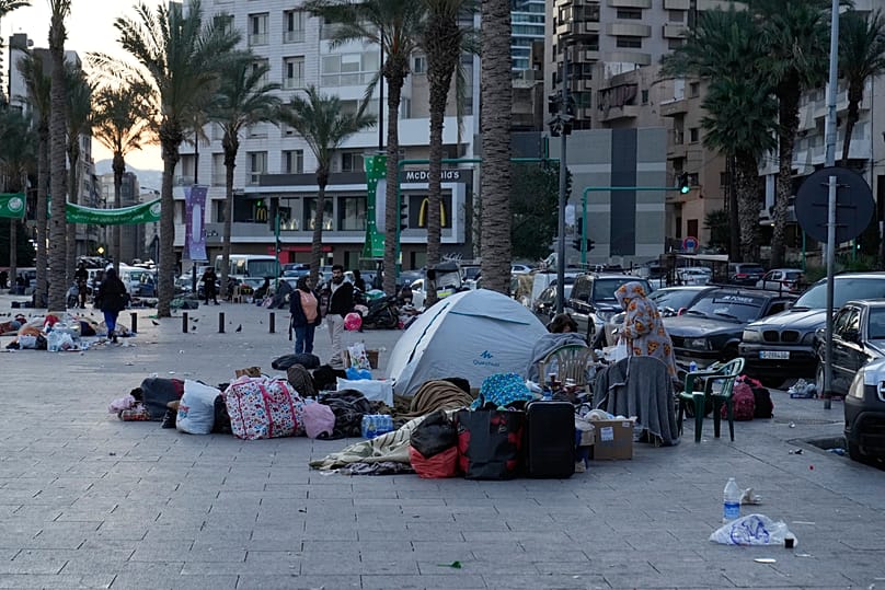 Εκτοπισμένοι που προσπαθούν να ξεφύγουν από τις ισραηλινές αεροπορικές επιδρομές στο νότιο προάστιο Νταχίγιε της Βηρυτού κοιμούνται στον παραλιακό δρόμο της Βηρυτού,