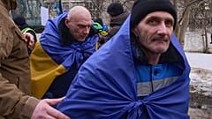 Ukrainische Soldaten, die aus russischer Gefangenschaft zurückkehren, steigen während eines Kriegsgefangenenaustauschs zwischen Russland und der Ukraine am Donnerstag, 5. März 2026, in der Region Tschernyhiv in der Ukraine aus dem Bus.