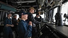 ABD Merkez Komutanlığı'nın sağladığı görüntüde, Arleigh Burke sınıfı güdümlü füze destroyeri USS Thomas Hudner'da (DDG 116) donanma askerlerinin nöbet tuttuğu görülüyor
